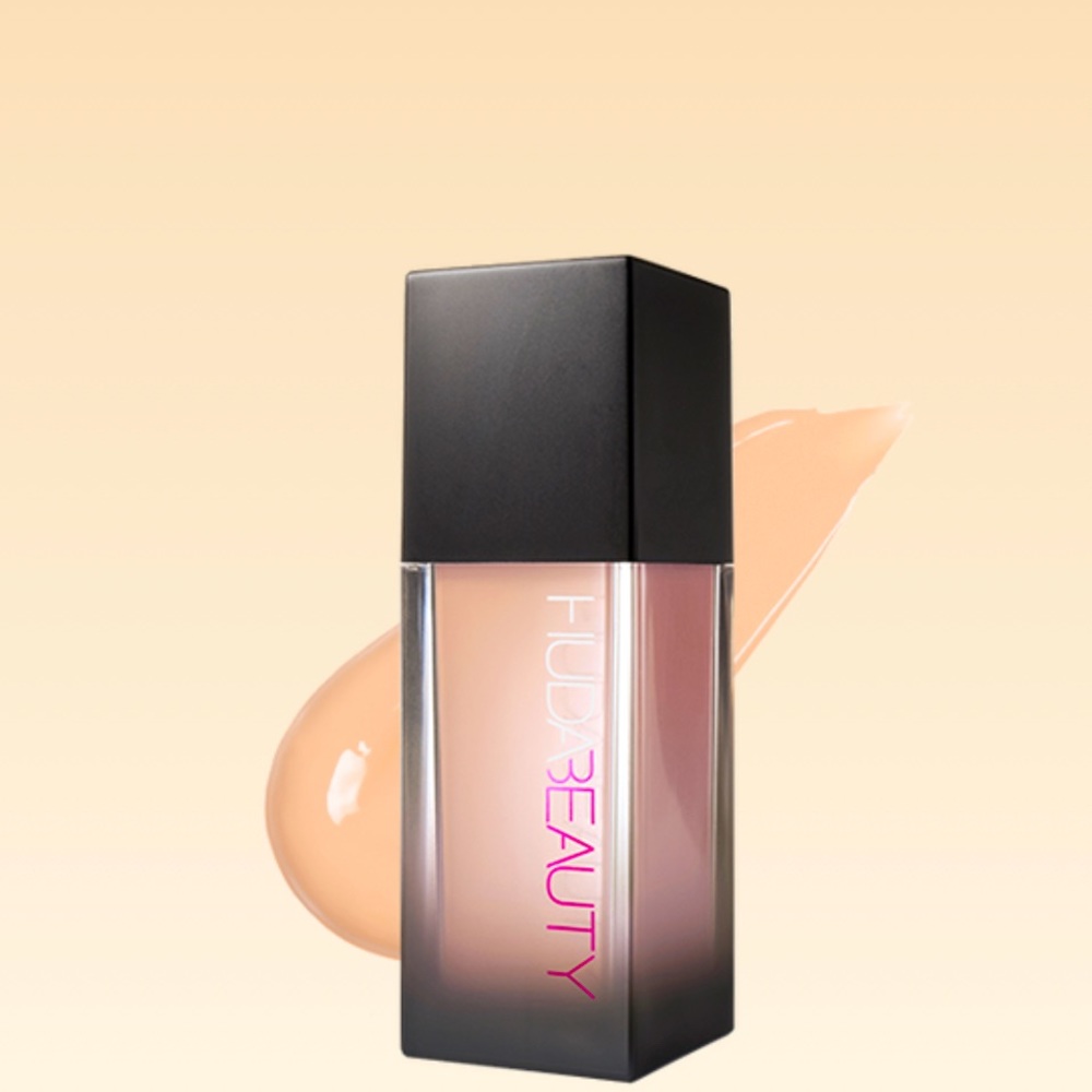 Huda beauty foundation. Shade:vanilla. Never used.